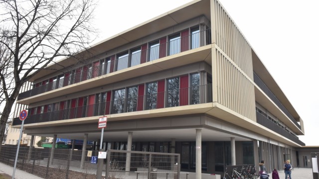 Obermenzing: Nach Plänen des Münchner Büros Auer Weber ist an der Obermenzinger Grandlstraße ein neues Schulgebäude entstanden,als Fassadenelement wurde pigmentierter Sichtbeton verwendet.