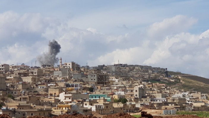 Krieg in Syrien: In der Nähe der Stadt Afrin steigt Rauch nach einer Explosion auf.