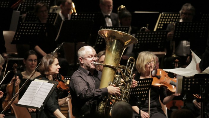 Kurzkritik: Solist Josef Steinböck weiß virtuos mit der Tuba umzugehen. Das wiederum quittierten die Zuhörer mit großem Applaus.