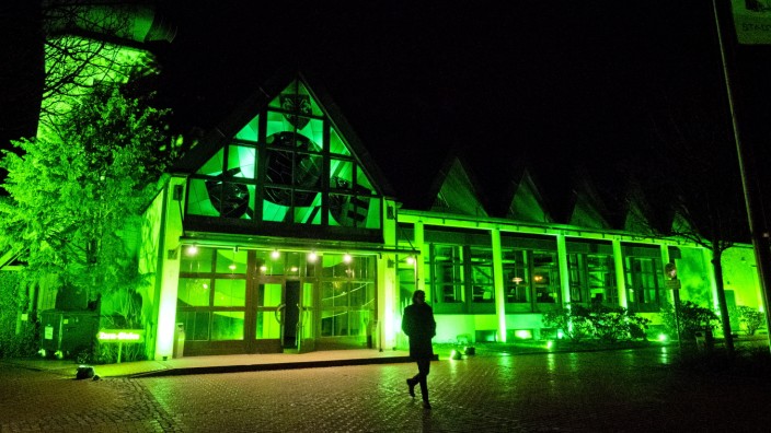 Baumängel: Am St. Patricks Day 2018 leuchtete die Grafinger Stadthalle grün.