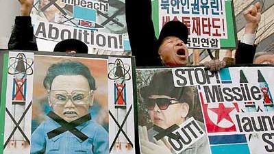 Nordkorea mit Raketentest: Proteste gegen Nordkoreas Diktator: Menschen im südkoreanischen Seoul demonstrieren gegen die Pläne Pjöngjangs.