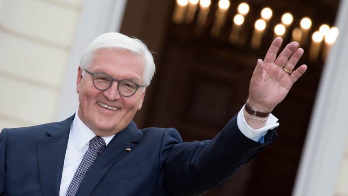 Bundespräsident Steinmeier winkt