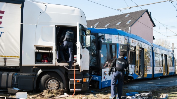 Bei einem Unfall in Kassel ist eine Straßenbahn frontal mit einem Lastwagen zusammengestoßen.