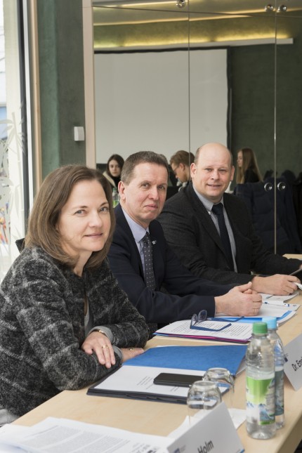 Obergrenze gegen Flächenfraß: Tina Emslander, Robert Obermeier und Vizepräsident Otto Heinz von der IHK (von links nach rechts)