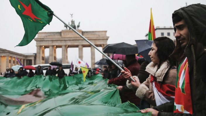 In Berlin demonstrieren Kurden vor dem Brandenburger Tor gegen die türkische Militäroffensive in Nordsyrien.