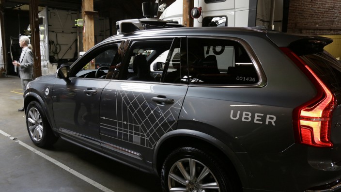 Künstliche Intelligenz: Umstrittene Zukunftstechnologie: ein selbstfahrendes Auto des Fahrdienstvermittlers Uber.