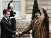 Frankreichs Staatspräsident Nicolas Sarkozy empfängt 2007 den lybischen Diktator Muammar al-Gaddafi in Paris.