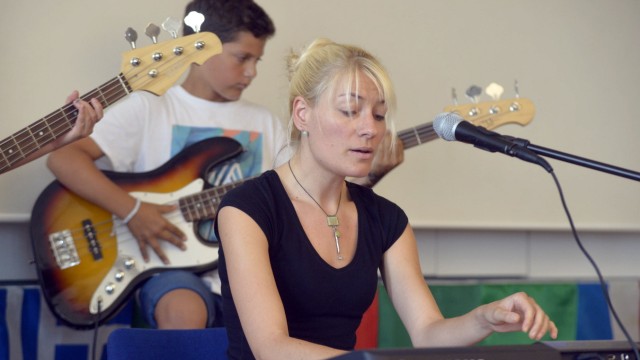 Musikunterricht: Ilona Seufert, 33, macht seit sieben Jahren mit Taufkirchner Mittelschülern Musik. Die erste Bandklasse gründete sie 2012.
