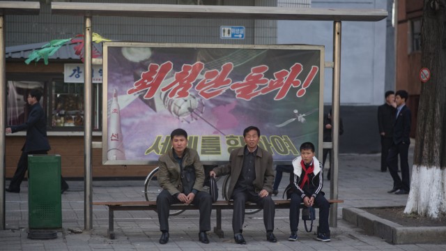 Expats: Bushaltestelle in Pjöngjang: Zwischen Einheimischen und Ausländern, die aus beruflichen Gründen ins Land kommen, gibt es kaum Berührungspunkte.