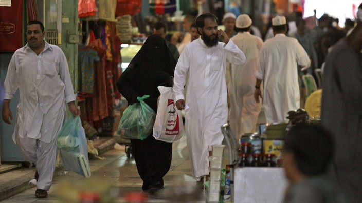 Expats: Einkaufszentrum in Dschidda: Ungefähr ein Drittel der jungen Saudis ist arbeitslos - freiwillig.