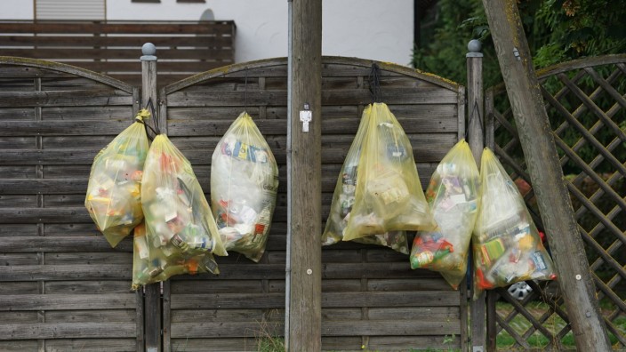 Müllabfuhr im Landkreis Starnberg: Sie hängen an den Zäunen im Landkreis Starnberg: die Gelben Säcke. Doch nur ein Teil der Bürger kann sie leiden. Eine Mehrheit würde die Gelbe Tonne für die Verpackungen bevorzugen.
