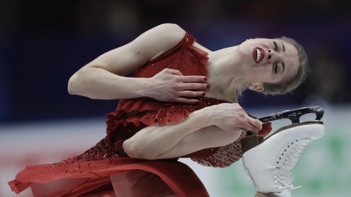 Eiskunstlauf: Kunstlauf statt Sprunglauf: Carolina Kostner, 31, aus Italien ist doppelt so alt wie die russische Olympiasiegerin Alina Sagitowa.