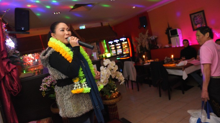 Ratchada Bar: Pünktlich um 23 Uhr wird in der Karaoke-Bar das Licht gedimmt und die Besucher können zum Mikrofon greifen.