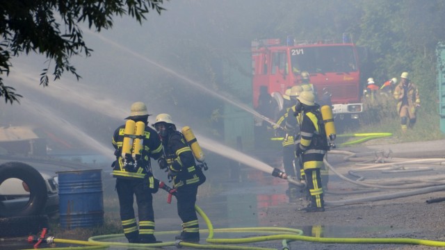 Jahresbericht: Im Einsatz war die Dachauer Feuerwehr auch beim Großbrand einer Lagerhalle in Haimhausen im vergangenen Juli.