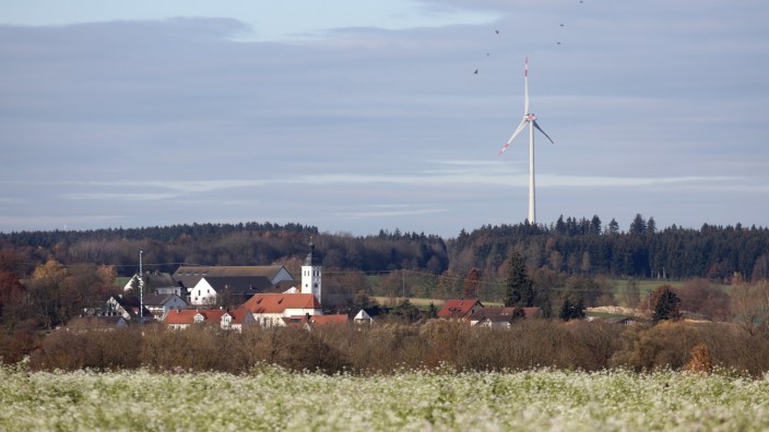 Energiewende: Noch ragen im Landkreis Freising wenig Windräder gen Himmel wie dieses bei Kammerberg. Laut einer Studie gibt es aber noch genügend Platz für weitere.