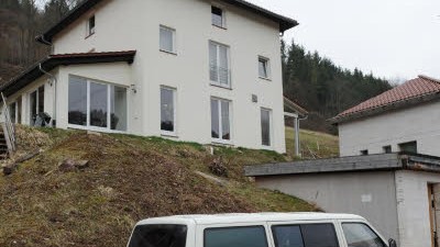 Familientragödie in Horb: Spurensicherung vor einem Wohnhaus im baden-württembergischen Horb