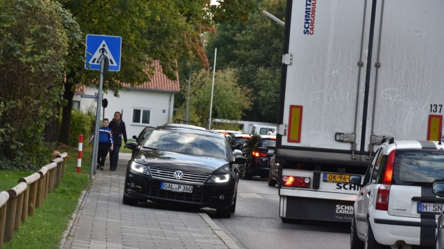 Stau und Lärm: An der Kristallstraße in der Siedlung Ludwigsfeld weichen Autos zum Ärger der Anwohner auf den Gehweg aus.