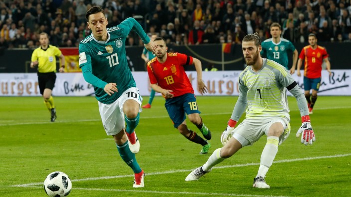 Deutschland gegen Spanien: Mesut Özil (l.) im Zweikampf: Starkes Länderspiel zwischen Deutschland und Spanien