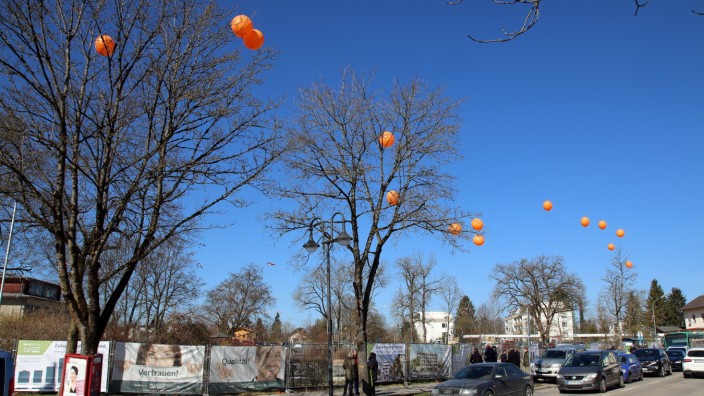 Mit Gasballons gegen die Baupläne; Demo in Gauting