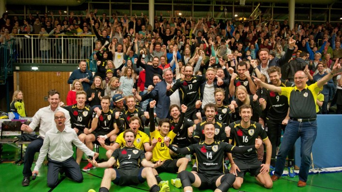 TSV Grafing: In grenzenloser Begeisterung feiern die Spieler des TSV Grafing die Meisterschaft in der 2. Volleyball-Bundesliga.