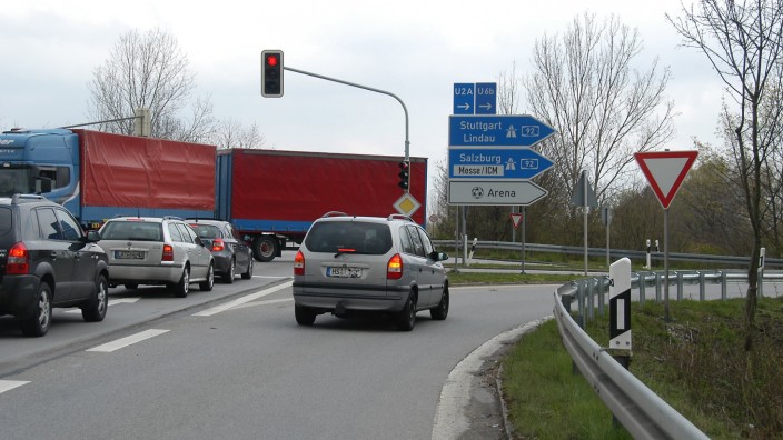 Kritik an Verkehrsprojekt: Ausfahrt von der B 471 zur A 92. Nach der Autobahn soll auch die Bundesstraße ausgebaut werden.