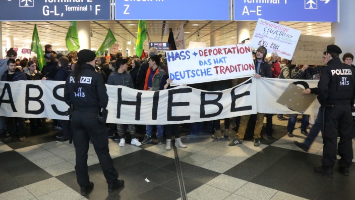 Bei Abschiebungen nach Afghanistan gibt es immer wieder Proteste am Flughafen München