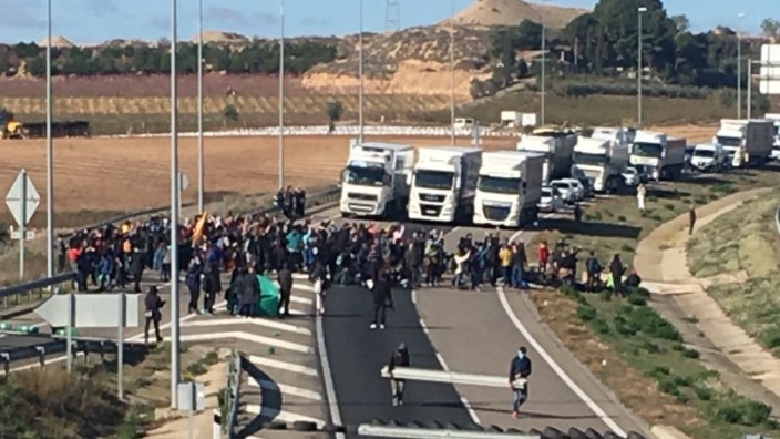 Anhänger von Carles Puigdemont blockieren Straßen in Katalonien nach seiner Festnahme in Deutschland.