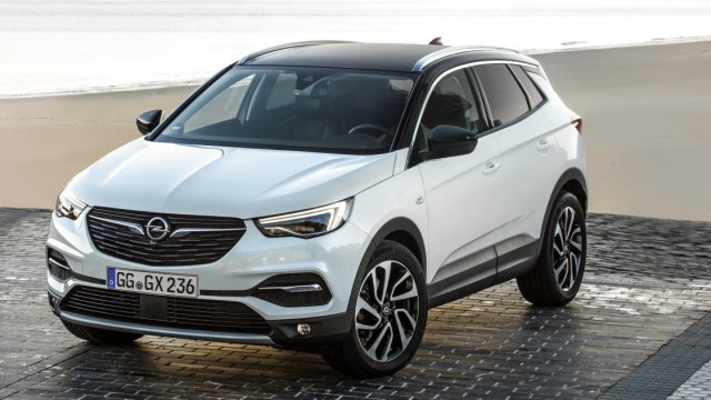 SUVs im Test: Mit dem Grandland X komplettiert Opel seine SUV-Flotte. Geländeambitionen sollten die Fahrer allerdings nicht haben, denn dem Wagen fehlt ein Allradantrieb.