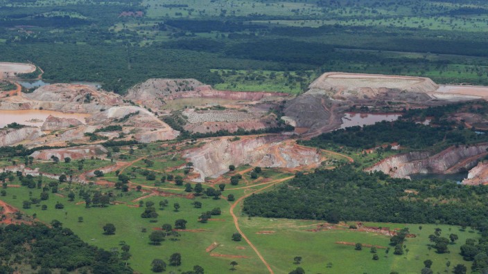 Waldrodung weltweit: Luftbildaufnahme eines Tagebergbaus im Mato Grosso in Brasilien.