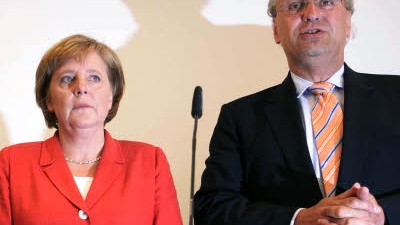 CSU attackiert Kanzlerin: Bayerns Innenminister Joachim Herrmann hat Kanzlerin Merkel ungewohnt scharf kritisiert.