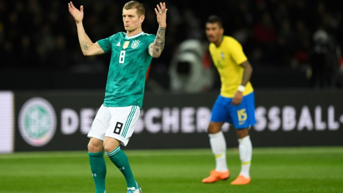 Der deutsche Nationalspieler Toni Kroos kritisierte nach dem verlorenen WM-Test gegen Brasilien seine Mitspieler.