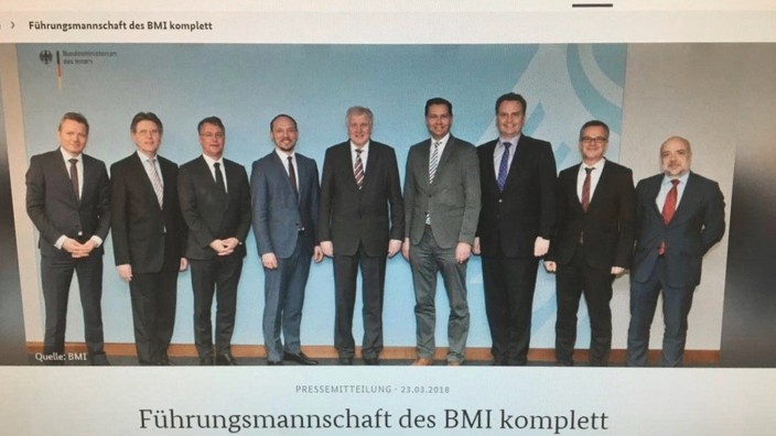 CSU-Politiker Horst Seehofer und die Staatssekretäre des Bundesinnenministeriums präsentieren sich auf einem Foto.