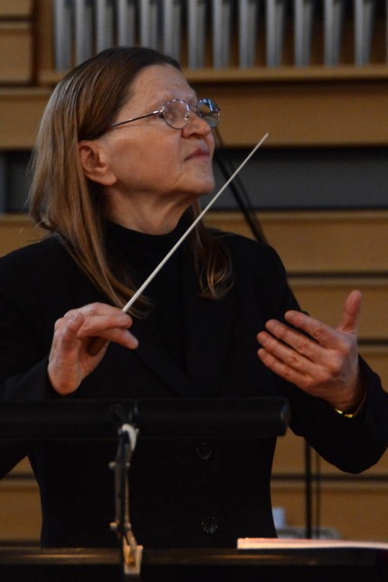 Kirchenmusiker Irmgard Reichl verabschiedet sich: Irmgard Reichl wie man sie kennt: hochkonzentriert mit Dirigentenstab in der Kirche Heilig Kreuz.