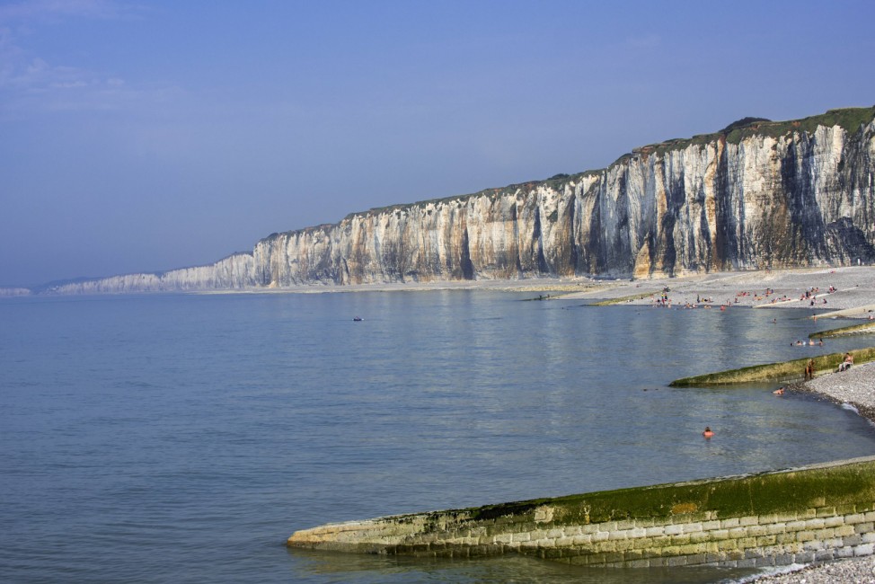 Saint Valery en Caux pebble beach and white chalk cliffs Seine Maritime Normandy France PUBLICAT; Strand Strände Beach beaches Sea Meer