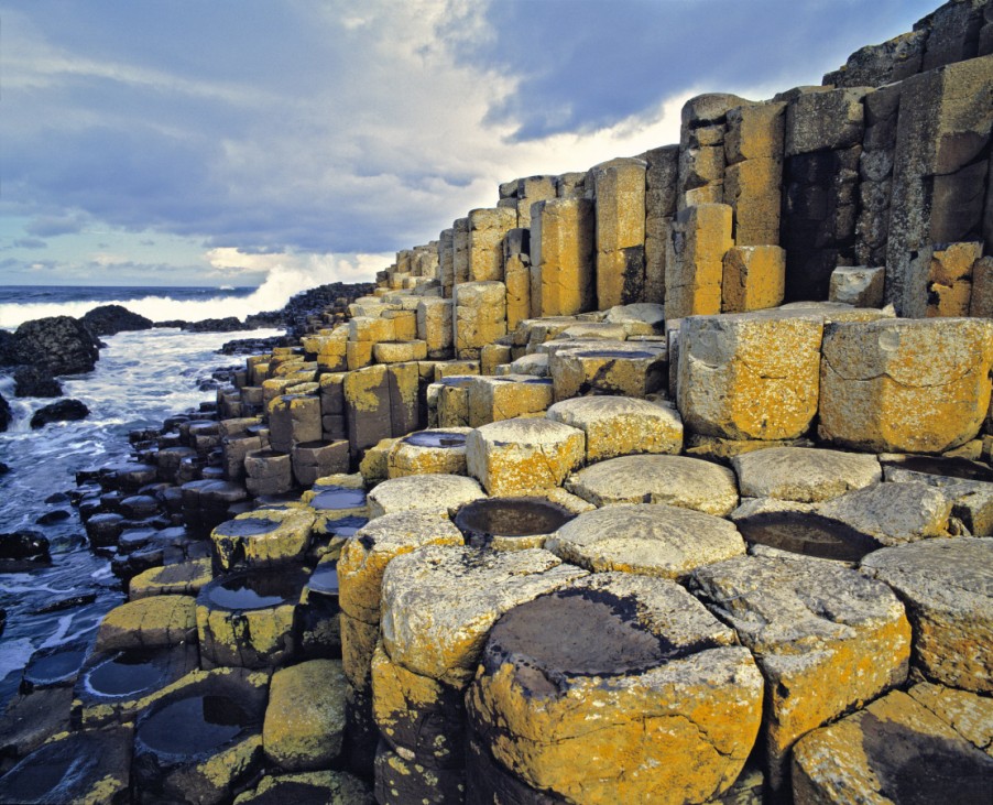 Northern Ireland County Antrim Giant s Causeway The Atlantic Ocean washes over the basalt blocks; Strand Strände Beach beaches Sea Meer