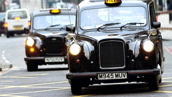 Londoner Taxi: Die klobigen, schwarzen Londoner Taxis - hier die den Touristen wohlbekannten FX4-Vorgängermodelle des TX4 - werden zunehmend aus dem Straßenbild der Metropole verschwinden, wenn sich die Konkurrenz durchsetzt.