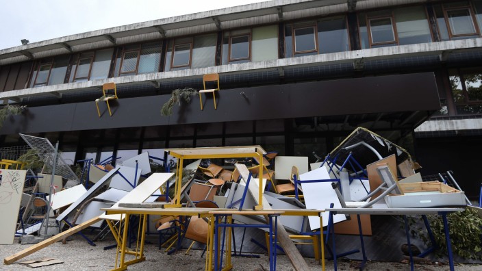 Montpellier: Mit Tischen und Stühlen blockieren Studenten die Fakultät.