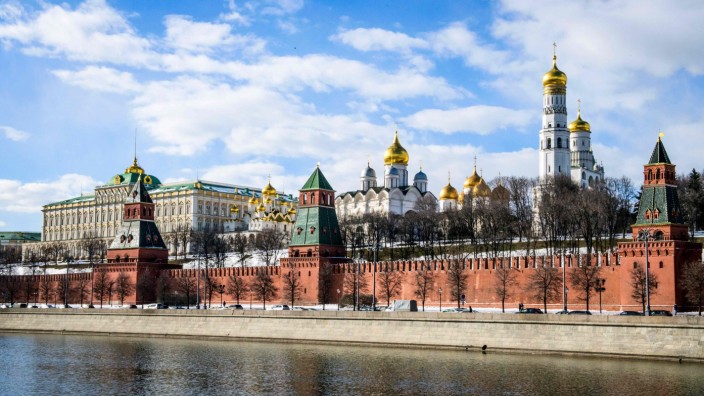 Fall Skripal: Der Kreml in Moskau: Russland kündigt Vergeltung im Fall Skripal an.