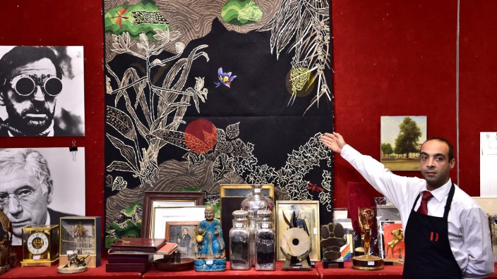 Kunstmarkt: Ein Assistent im Pariser Auktionshaus Hôtel Drouot zeigt die Memorabilia der Schauspieler Yves Montand und Simone Signoret.