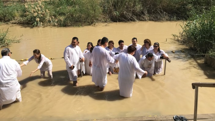 Israel: Pilger aus aller Welt singen und beten, wo Jesus getauft worden sein soll. Von der Gefahr, in die sie sich begeben, wissen die wenigsten.