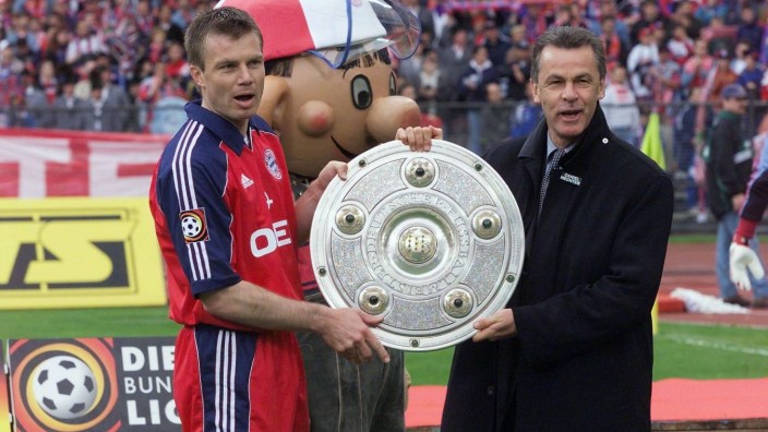 Thomas Helmer im Interview: Thomas Helmer (links) beim FC Bayern mit Meisterschale und Trainer Ottmar Hitzfeld im Jahr 1999.
