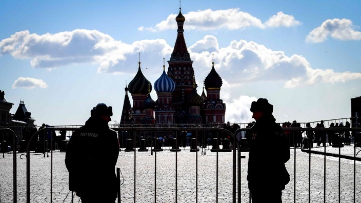 Russland und der Westen: Sicherheitskräfte bewachen den Roten Platz in Moskau.