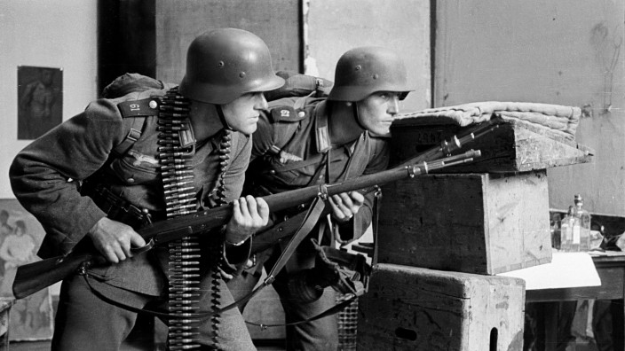 Buchheim-Museum: Wehrmacht-Soldaten ließ der Kunststudent Lothar Günther Buchheim in seinem Münchner Atelier Modell stehen. Er fotografierte sie und nutzte diese Vorlagen dann für seine Zeichnungen. Zahlreiche auflagenstarke nationalsozialistische Zeitungen nutzen sie, um Artikel zu illustrieren.
