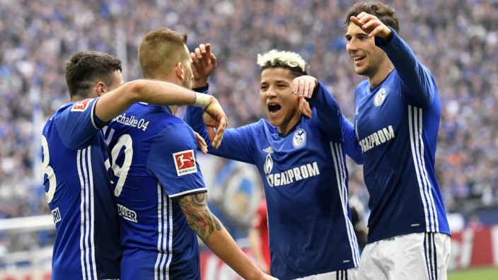 Bundesliga: Schalkes Guido Burgstaller (3.v.r.) feiert mit seinen Mitspielern den Treffer zum 2:0.