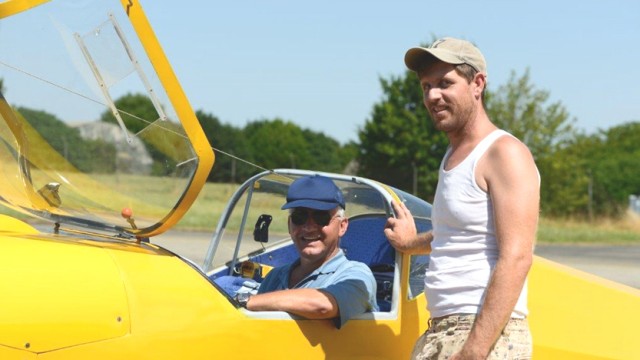 Alleine mehr als 120 Funde im Landkreis Erding: Harald Krause (rechts) fliegt oft mit dem Piloten Gerolf Schmidl von der Luftrettungsstaffel, um Fotos zu machen.