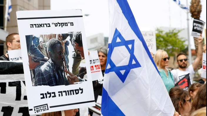 Israel: Tausende Flüchtlinge und Israelis demonstrierten am Dienstag in Tel Aviv gegen die Pläne der Regierung.