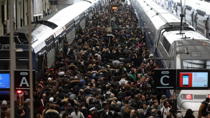 Streik in Frankreich: Wenn gestreikt wird, sind die Bahnhöfe entweder so voll wie hier am Gare de Lyon – oder komplett leer. Die Pendler bleiben gelassen. „Merde“, und weiter geht’s.