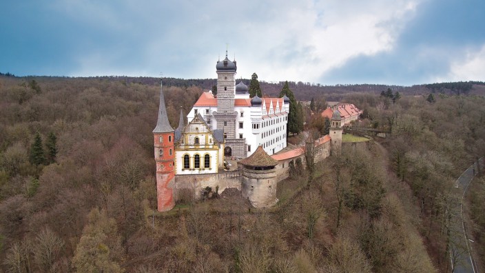 Ausstellung: Blick auf das im fränkischen Steigerwald gelegene Schloss Schwarzenberg, das noch bewohnt ist. Die Burganlage wurde im Jahr 1150 erstmals erwähnt.