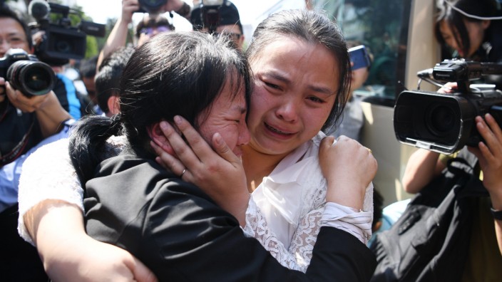 China: In China verschwinden geschätzt bis zu 200 000 Kinder im Jahr - so wie Kang Ying (rechts), die ihre wahre Mutter erst jetzt richtig kennenlernt.