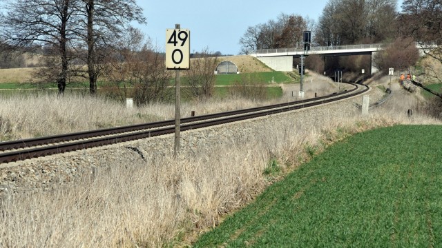 Bahnprojekt "ABS 38": Die Bahnstrecke wird noch viele Jahre lang eingleisig und ohne Strom sein, doch einige Brücken, wie hier bei Niederhöning, sind schon fertig.